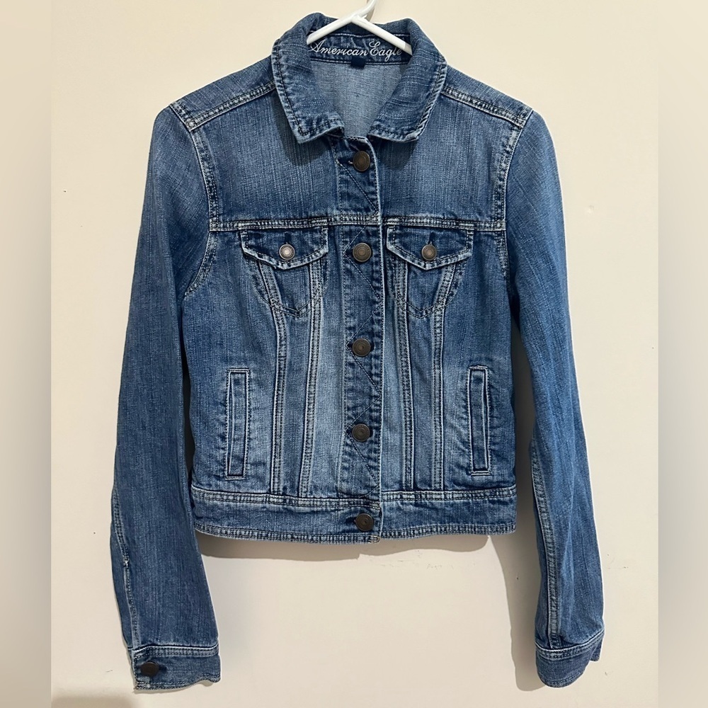 American Eagle Medium Cropped Light Wash Double Front Button Pocket Denim Jacket